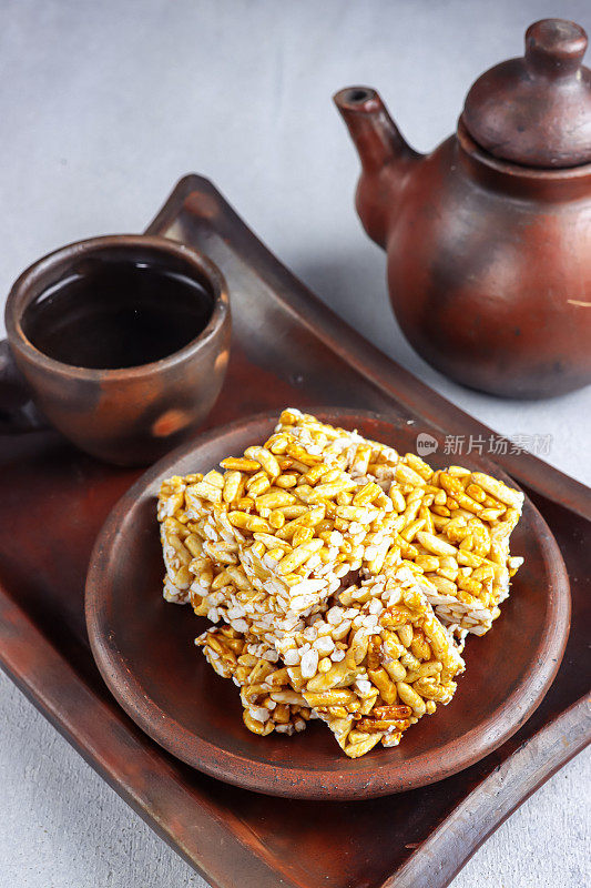 Kue Jipang, gipang, bipang或teng teng beras是印度尼西亚的传统谷物，由糯米酥脆和粘糖制成。